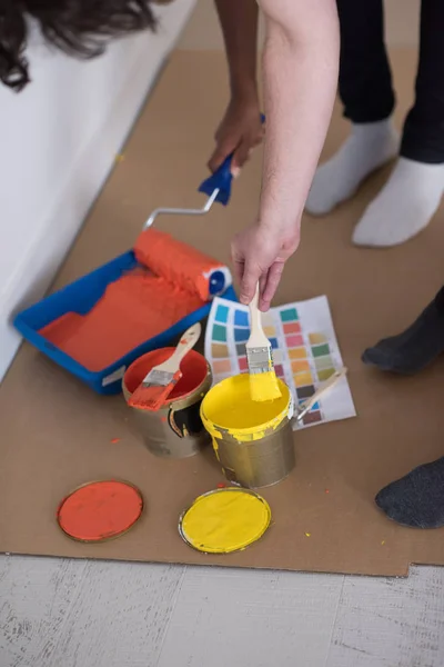Pintores preparar a cor para a pintura — Fotografia de Stock