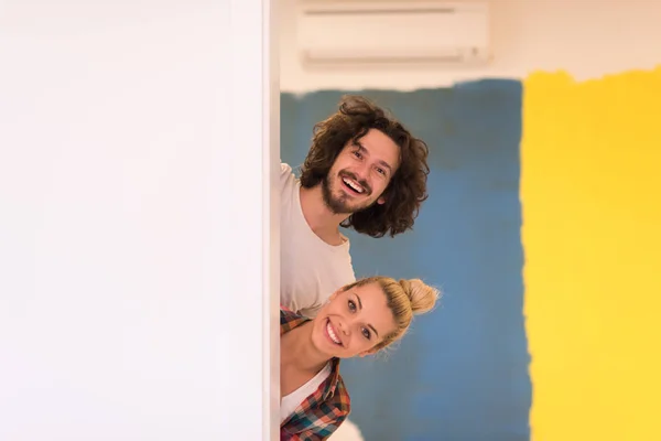Retrato de um casal pintura parede interior — Fotografia de Stock