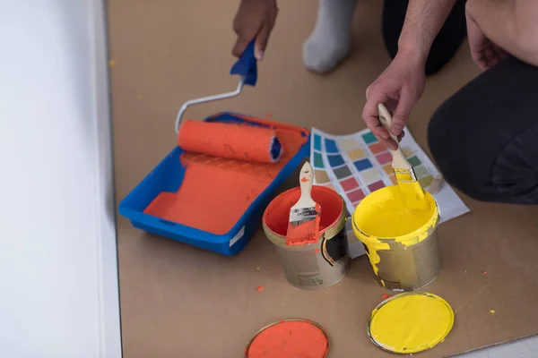 Pintores preparan el color para la pintura — Foto de Stock