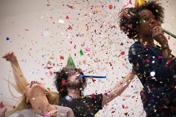 Confetti partij multi-etnische groep mensen — Stockfoto