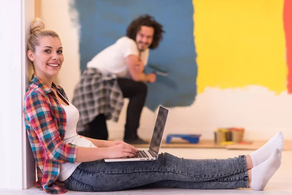 Felice coppia facendo lavori di ristrutturazione casa — Foto Stock