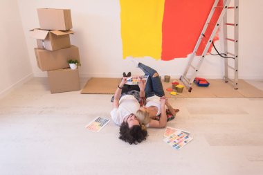 Mutlu genç çift resim sonra rahatlatıcı