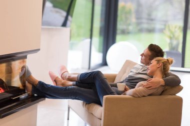 Şömine önünde genç Çift