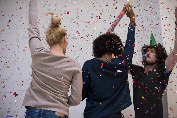 Confetti partij multi-etnische groep mensen — Stockfoto