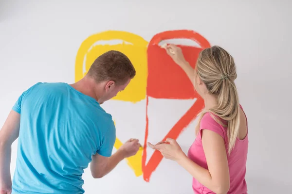 Pareja están pintando un corazón en la pared —  Fotos de Stock