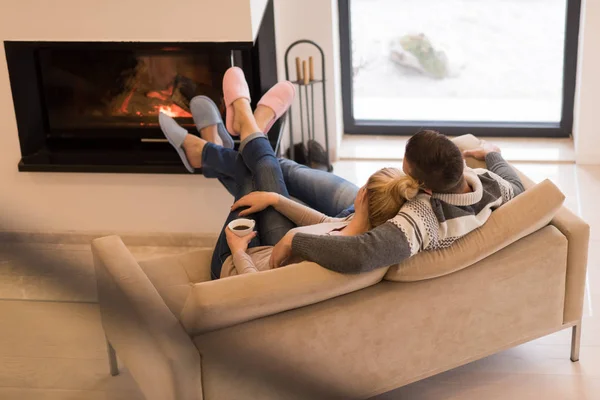 Young couple  in front of fireplace — Stock Photo, Image