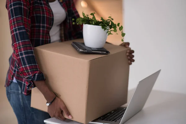 Menina preta se movendo no novo apartamento — Fotografia de Stock