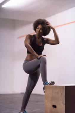 siyah kadın spor salonunda kutusunu atlar için hazırlıyoruz