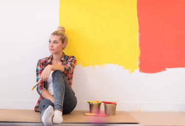 katta oturan genç kadın ressam