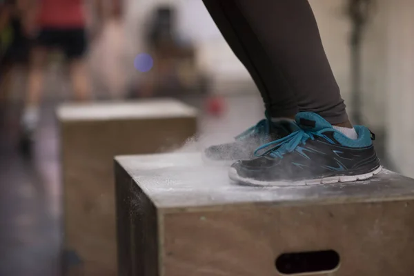 Fekete nő végez box jumps az edzőteremben — Stock Fotó