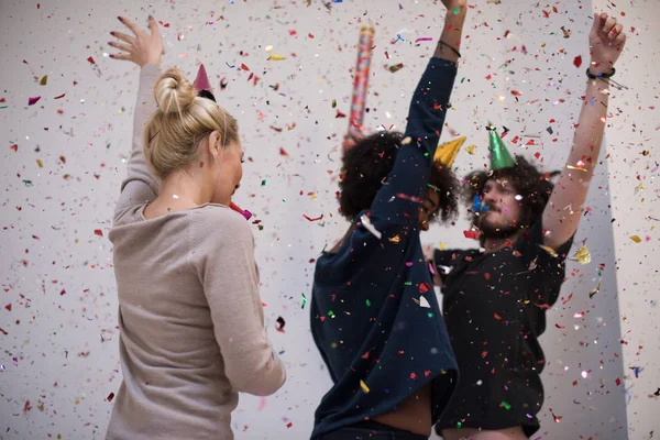 Partido confetti grupo multiétnico de pessoas — Fotografia de Stock