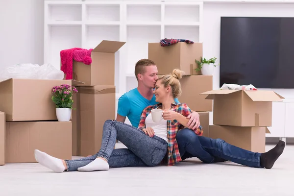 Young couple moving  in new house — Stock Photo, Image