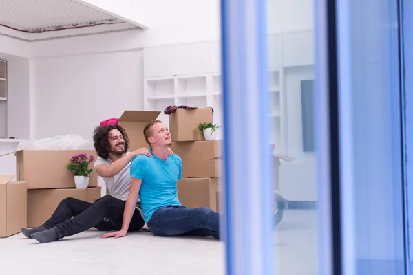 Jovem gay casal em movimento no novo casa — Fotografia de Stock