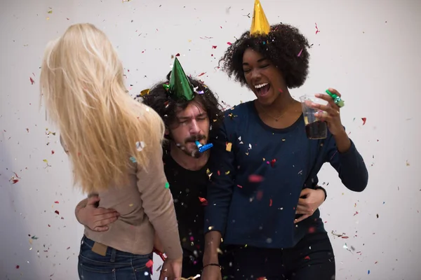 Confetti partij multi-etnische groep mensen — Stockfoto