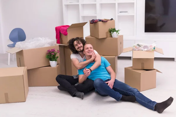 Jovem gay casal em movimento no novo casa — Fotografia de Stock