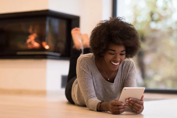 Mujer negra usando tableta en el suelo —  Fotos de Stock