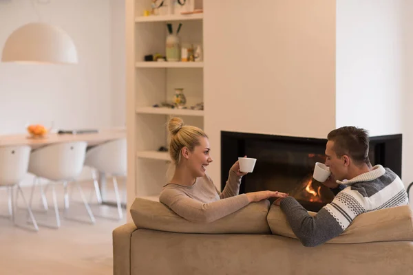 Junges Paar vor Kamin — Stockfoto