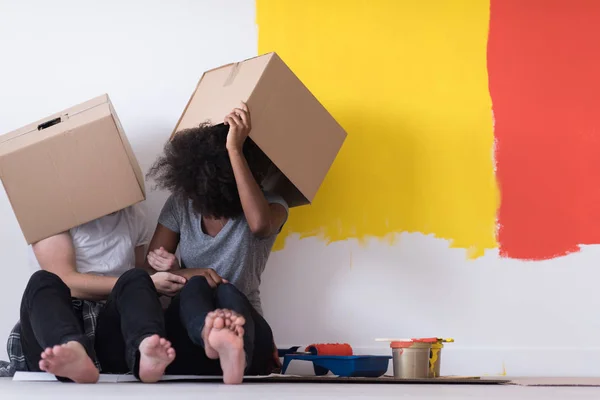 Jovem casal multiétnico brincando com caixas de papelão — Fotografia de Stock