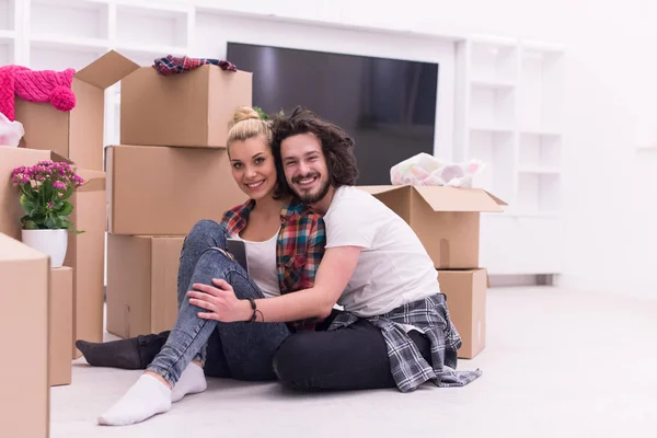 Jovem casal se movendo em nova casa — Fotografia de Stock