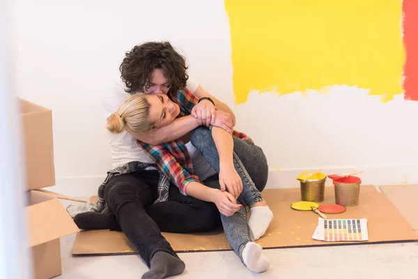 Glada unga par avkopplande efter målning — Stockfoto