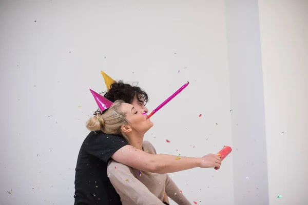 Romantique jeune couple fête fête avec confettis — Photo