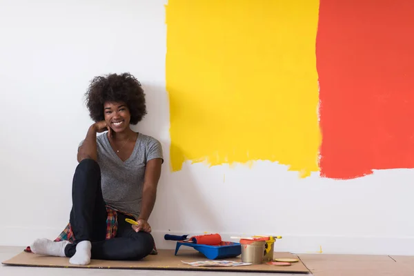 Preto feminino pintor sentado no chão — Fotografia de Stock