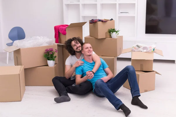 Mladý gay pár v novém domě — Stock fotografie