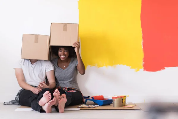 Joven pareja multiétnica jugando con cajas de cartón —  Fotos de Stock