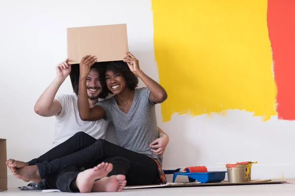 Jovem casal multiétnico brincando com caixas de papelão — Fotografia de Stock