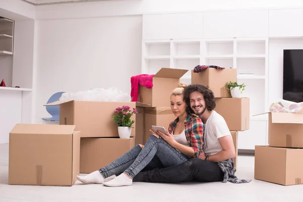 Pareja joven mudándose en casa nueva — Foto de Stock