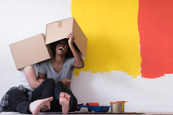 Joven pareja multiétnica jugando con cajas de cartón —  Fotos de Stock