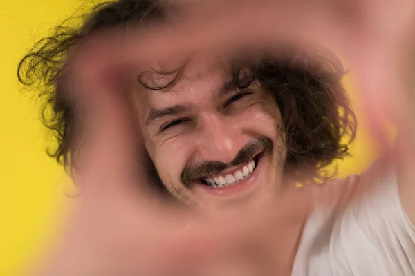 Hombre joven con pelo divertido sobre fondo de color —  Fotos de Stock