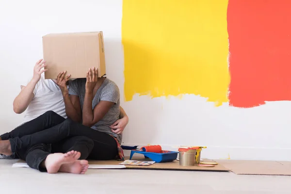 Jovem casal multiétnico brincando com caixas de papelão — Fotografia de Stock