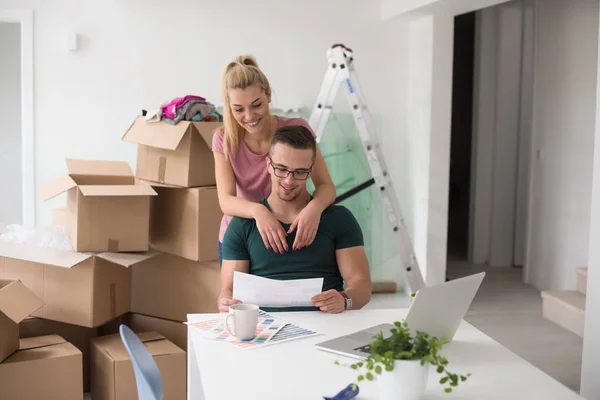 Junges Paar zieht in ein neues Zuhause — Stockfoto