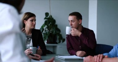 Moda ofisindeki teknoloji yatırımcılarına kitle kaynak planının sunumu