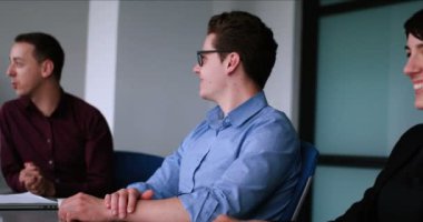  Bir grup iş adamı ofiste iş planlarını tartışıyor.