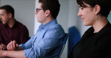  Bir grup iş adamı ofiste iş planlarını tartışıyor.