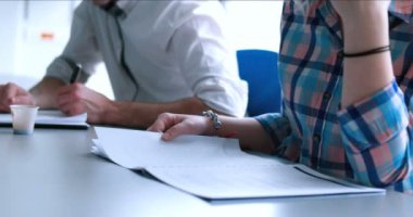  Bir grup iş adamı ofiste iş planlarını tartışıyor.