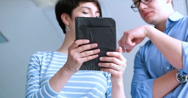 İki iş insanlar çalışma ile Tablet başlangıç Office — Stok video