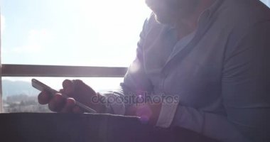 modern daire technlogy kullanan adam 