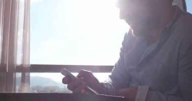 modern daire technlogy kullanan adam 