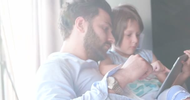 Pai Dois Filhos Divertindo Juntos Casa — Vídeo de Stock