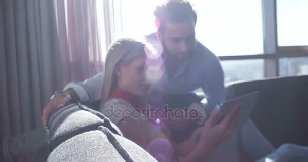 Casal doce usando tablet juntos — Vídeo de Stock