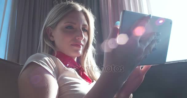 Vrouw met behulp van Tablet PC in mooi appartement — Stockvideo