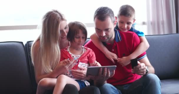 Familia divirtiéndose en casa — Vídeos de Stock