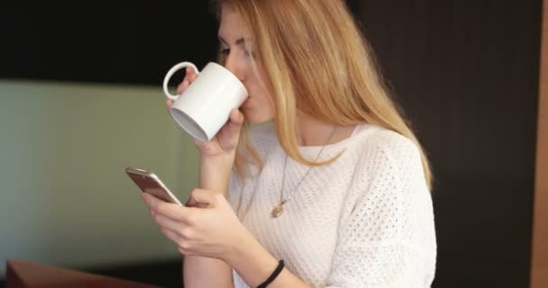 Blonde trinkt Kaffee und genießt entspannten Lebensstil — Stockvideo