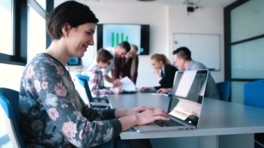 İş adamları parlak ofiste toplanıp iş planları yapıyorlar.