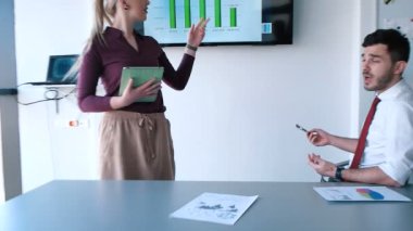 İş adamları parlak ofiste toplanıp iş planları yapıyorlar.