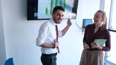 İş adamları parlak ofiste toplanıp iş planları yapıyorlar.