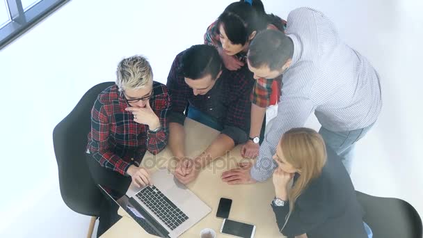 Reunião de equipe de negócios criativa no escritório de inicialização — Vídeo de Stock